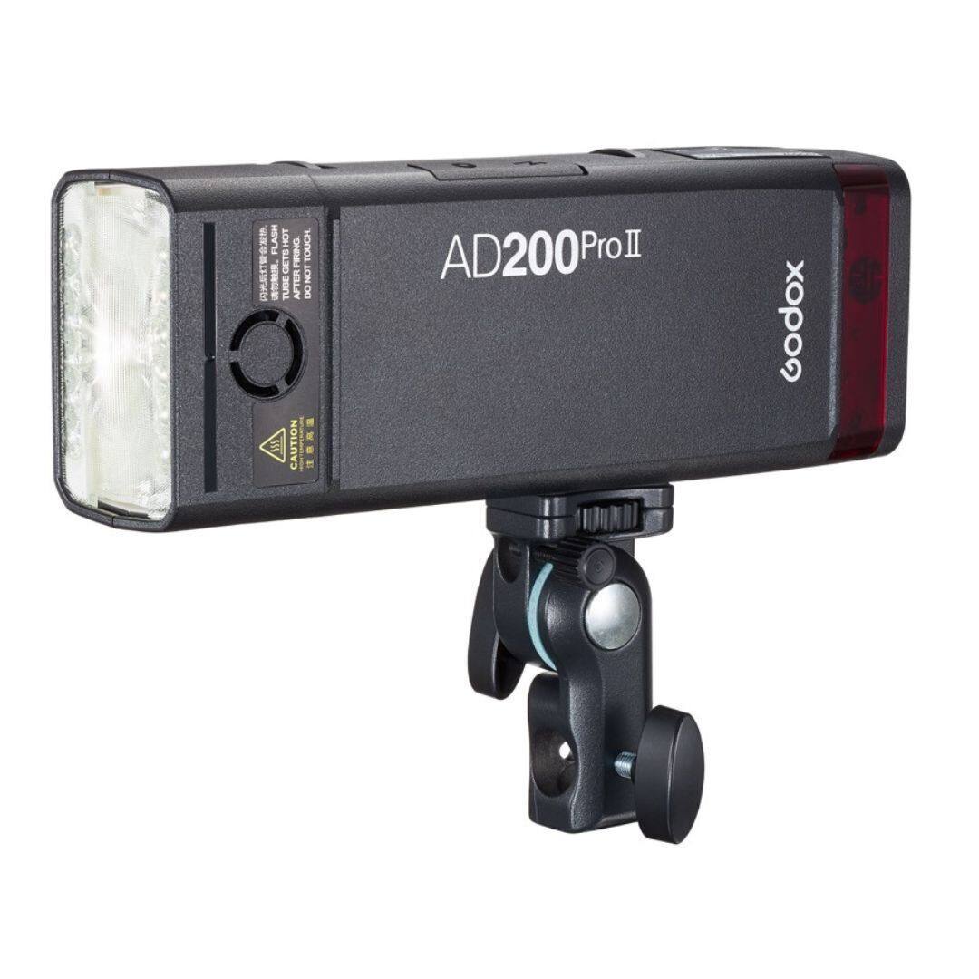 AD200 Pro II  
Godox  

FLASH LOH TOUCH  
TUBE GETS HOT  
GETS FIRONO  
TUBE AFTER I  

CAUTION  
DO NOT TOUCH  
AFTER FLASH  
TUBE GETS HOT  

CAUTION