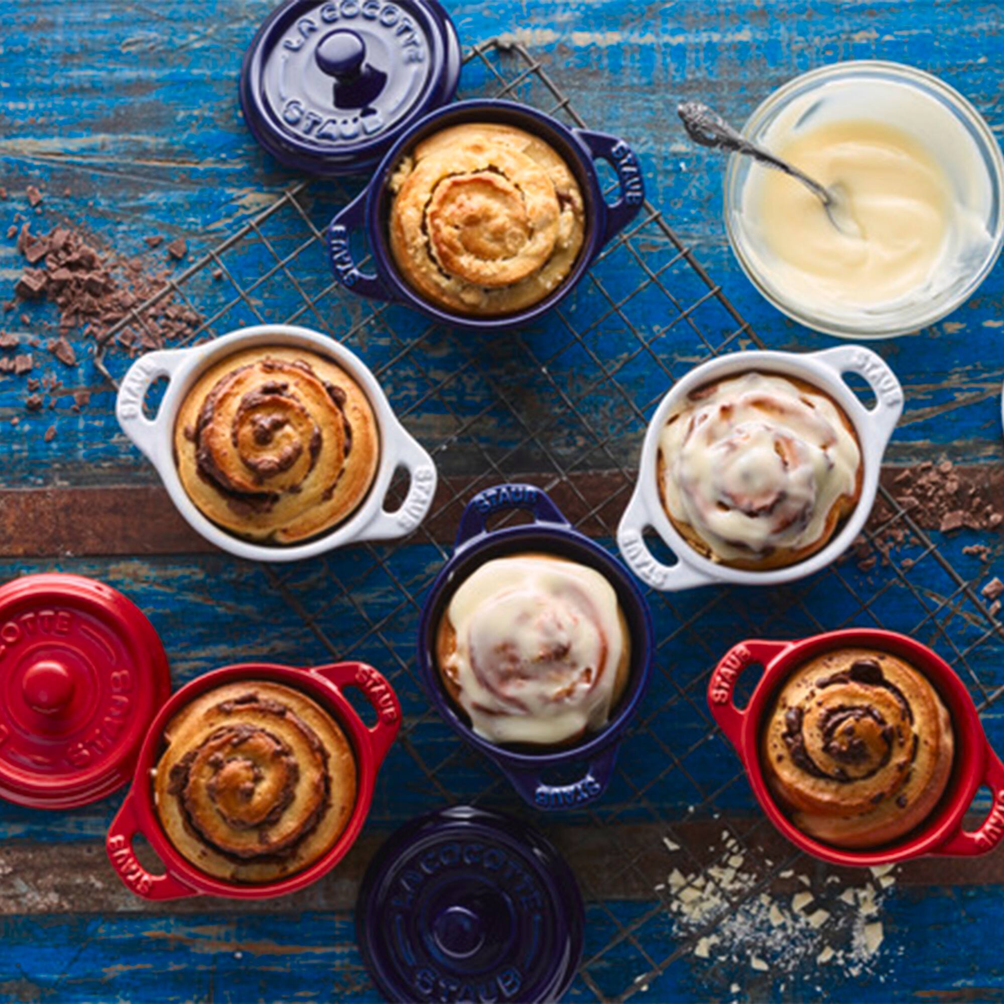 The text in the image reads:

"LA COCOTTE
STAU"

This text is found on the lids of the baking dishes.