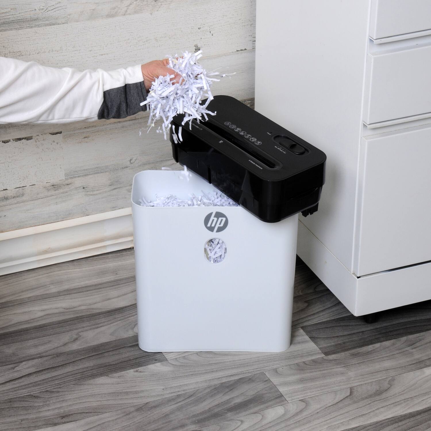 Angle. HP - LC8 8-Sheet Crosscut Manual-Feed Paper Shredder with Basket 91011B - White.