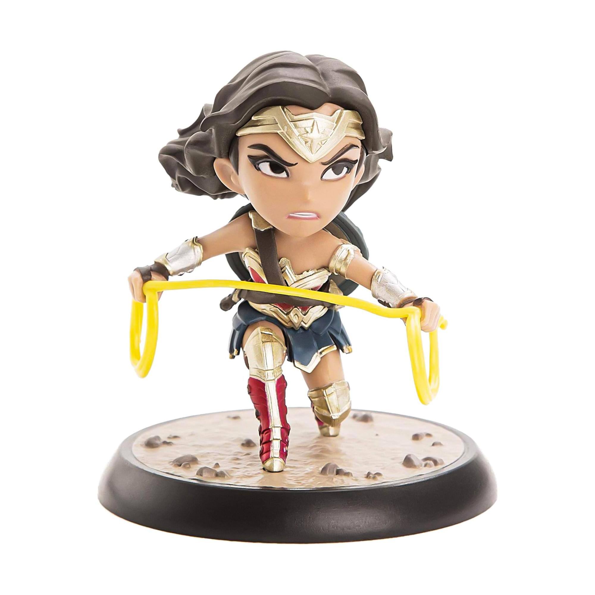 Front. DC Universe - Wonder Woman 3" Q-Figure.