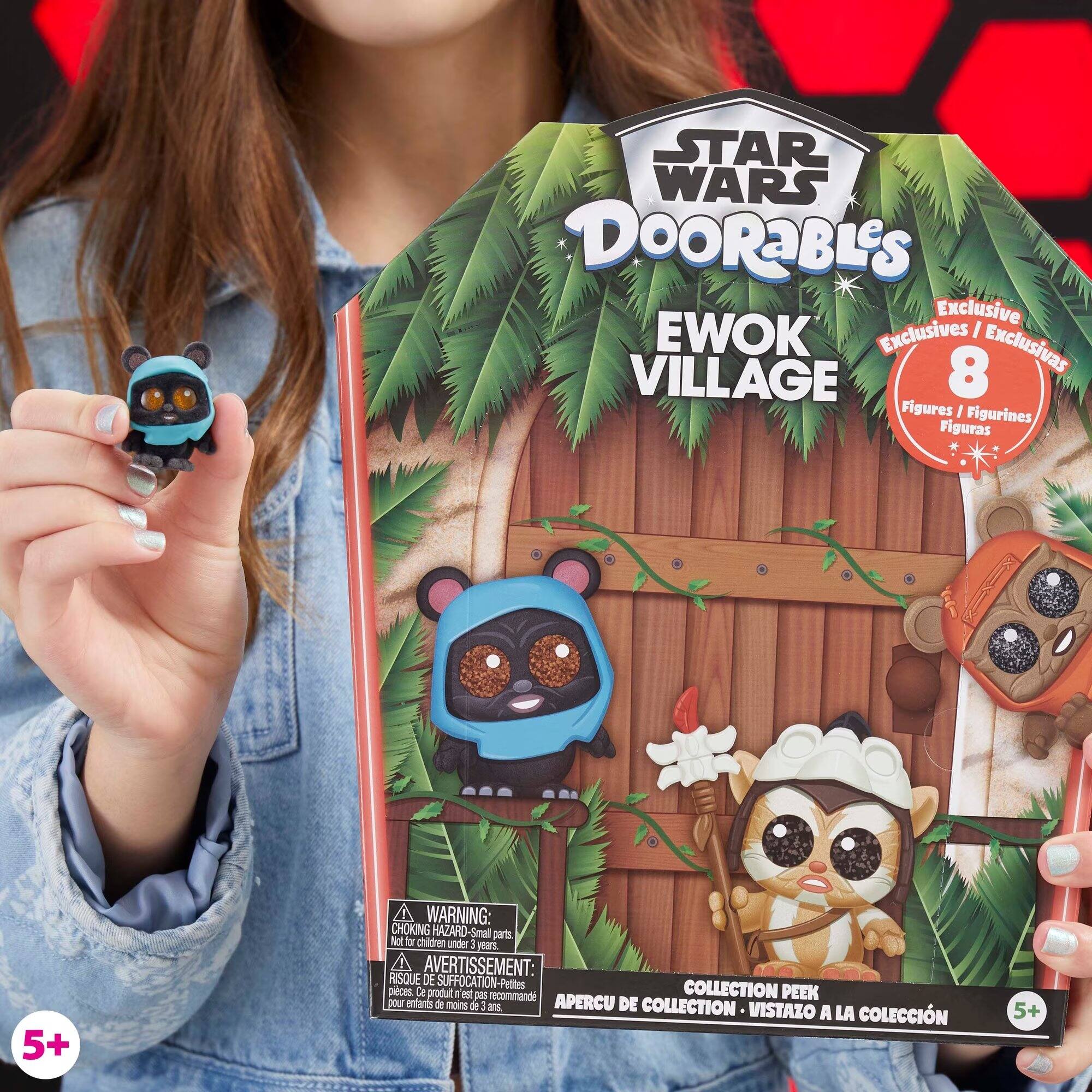 STAR WARS DOORABLES Exclusive EWOK Village 8 Exclusives | Figures | Figurines | Figuras  
5+  
WARNING: CHOKING HAZARD-Small parts, Not for children under 3 years.  
RISQUE AVERTISSEMENT: DE SUFFOCATION-Petites pièces. Ce produit n'est pas recommandé pour les enfants de moins de 3 ans.  
COLLECTION PEAK | APERCU DE COLLECTION | VISTAZO A LA COLECCIÓN