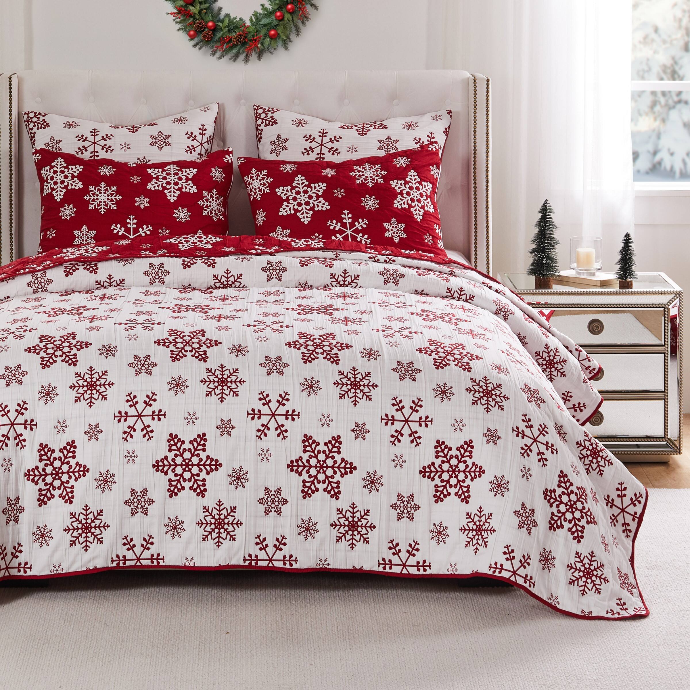 Left. BreeBe - Snowflakes Quilt Set 3-Piece Full/Queen - Red.