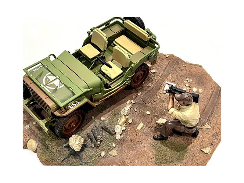 Left. American Diorama - "4X4 Mechanic" Figure 7 for 1/18 Scale Models by American Diorama - Multi.