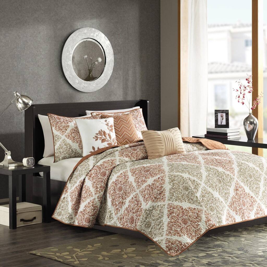 Alt View 1. Gracie Mills - Gracie Mills Mitchell 6-Piece Reversible Quilt Set and Coordinating Throw Pillows - White/Blush.