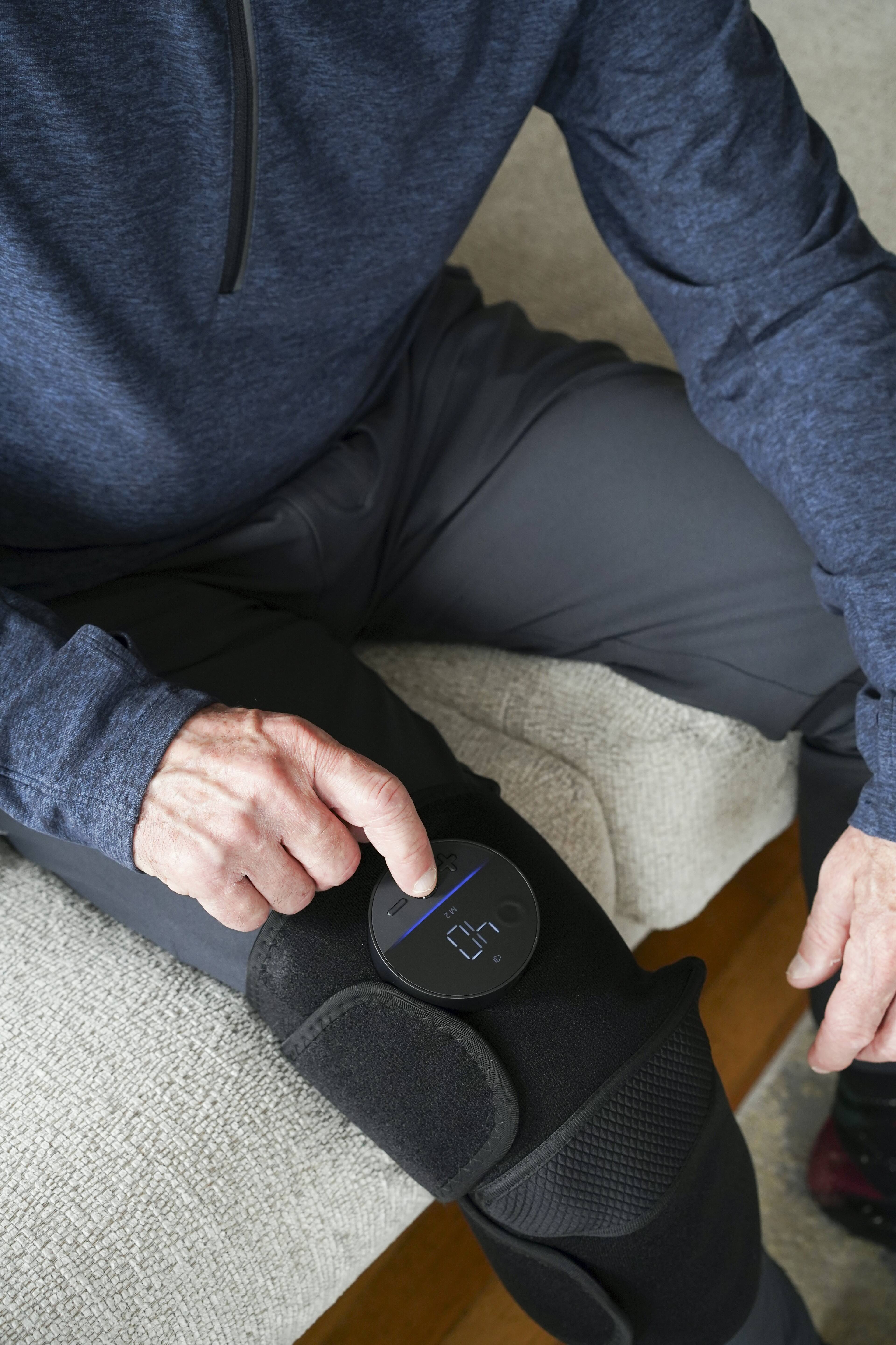 Angle. Medcursor - Cordless Heated Knee Massager - Black.