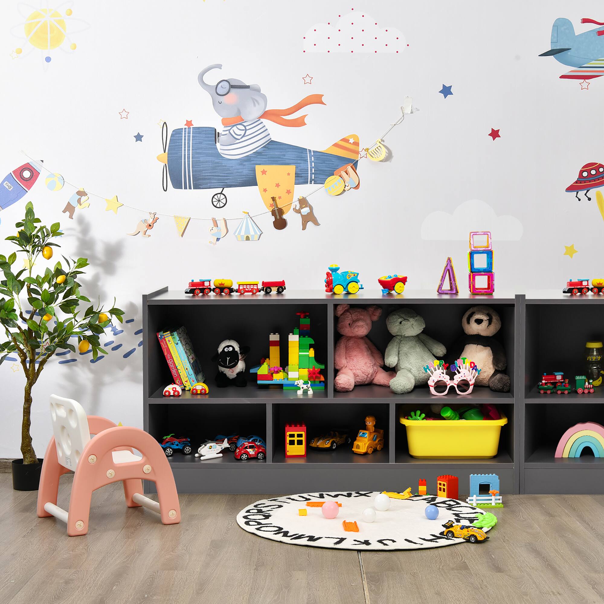 The text on the image reads "Garden HEO D -m LVWX (O CSNWTAS LH)." However, it is not clear what this text represents or how it relates to the image of the children's toys and the wall with the airplane and other decorations.