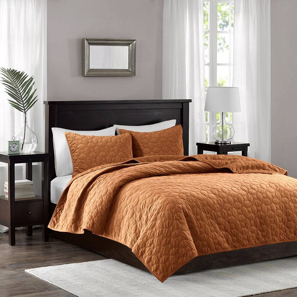 Alt View 1. Gracie Mills - Gracie Mills Gayle 3-Piece Casual Geometric Velvet Quilt Set - Rust.
