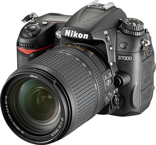 特売中1936ショット！Nikon　D7000　18-105VR デジタルカメラ