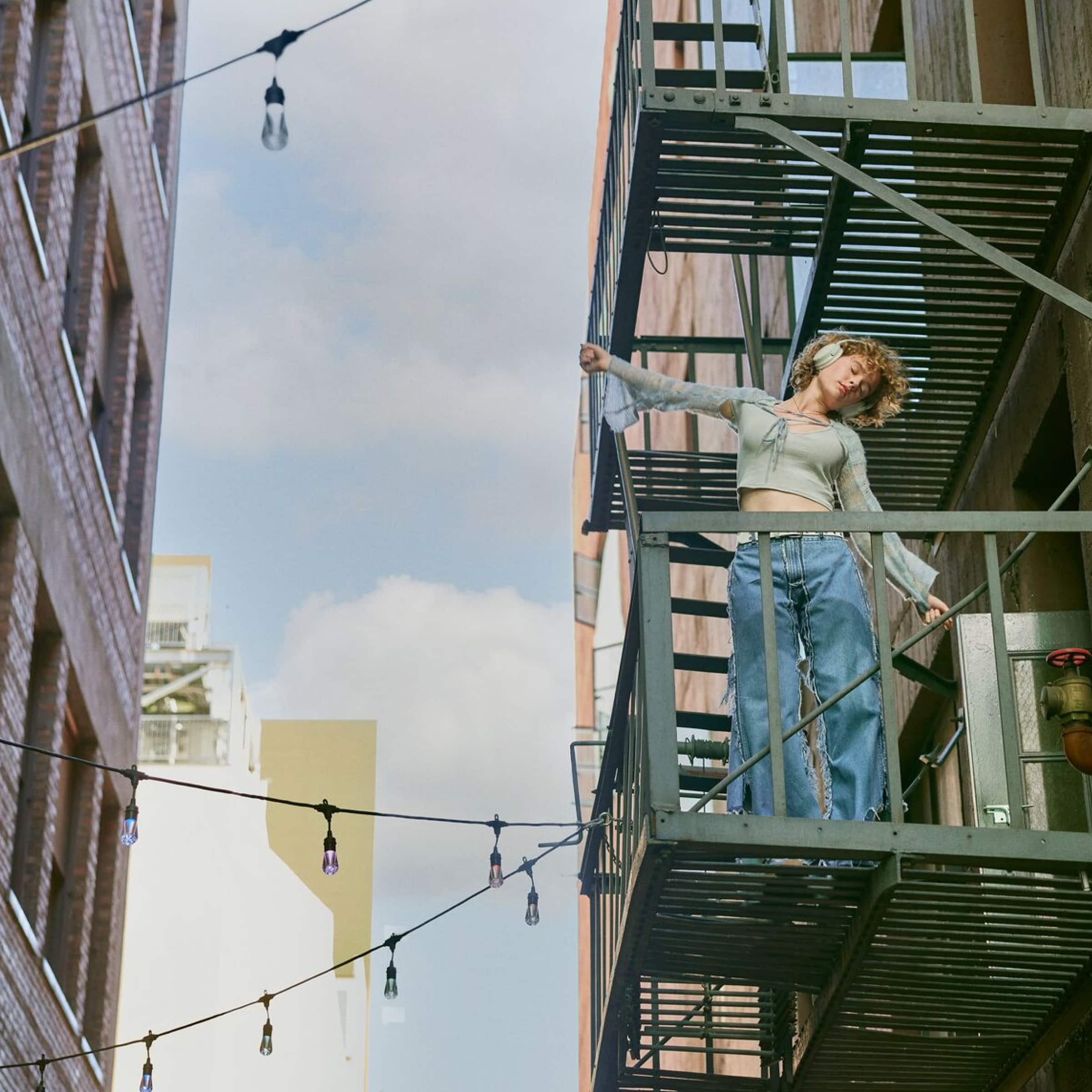 Alt View 17. Bose - QuietComfort Wireless Noise Cancelling Over-the-Ear Bluetooth Headphones - White Smoke.