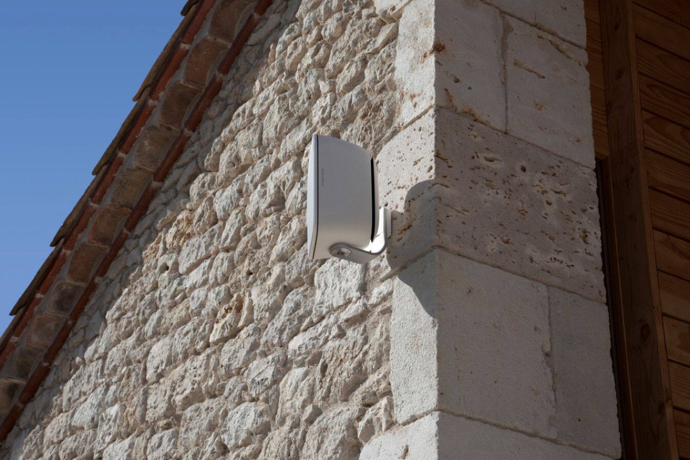 Alt View 14. Bowers & Wilkins - Architectural Monitor 5" 100W 2-Way Indoor/Outdoor Loudspeakers (Pair) - White.