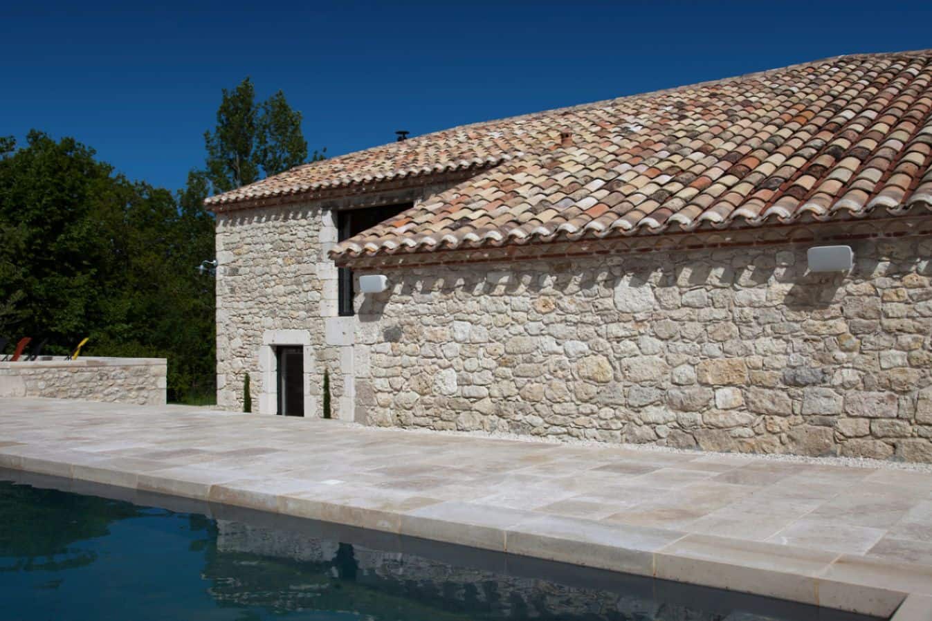 Alt View 17. Bowers & Wilkins - Architectural Monitor 5" 100W 2-Way Indoor/Outdoor Loudspeakers (Pair) - White.