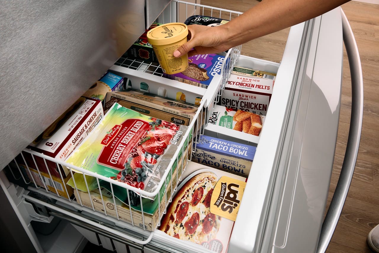 The text on the image is grouped and corrected as follows:
1. Breyers Cana site f eanut 160 yusso
2. TU0. SANDWIOH 2 PICY CHICKEN MELTS NUUOI a SANDWIC WICH Bros. IDJPROTEIN Ler SPICY CLASSIC (AZlOVIM (9gzz) CHICKEN 12 180 B WAFFLES PMZ0 VELAM13N CHEESE KODIAK Rich aded ARELLA & BLEND ICKS F Family FROZEN ANBERRIES TART 6 SAUSAGE Our ESH BERRY CHERRES RED P S CHICKEN & FR TACO CHORIZO SANDWICH CHERRY BLUEB fenore BOWL DARK TACO CHICKEN 154g CHORIZO T BOWL NETWI NET Gluten Ce Free udis To Calcium Source P Excellen