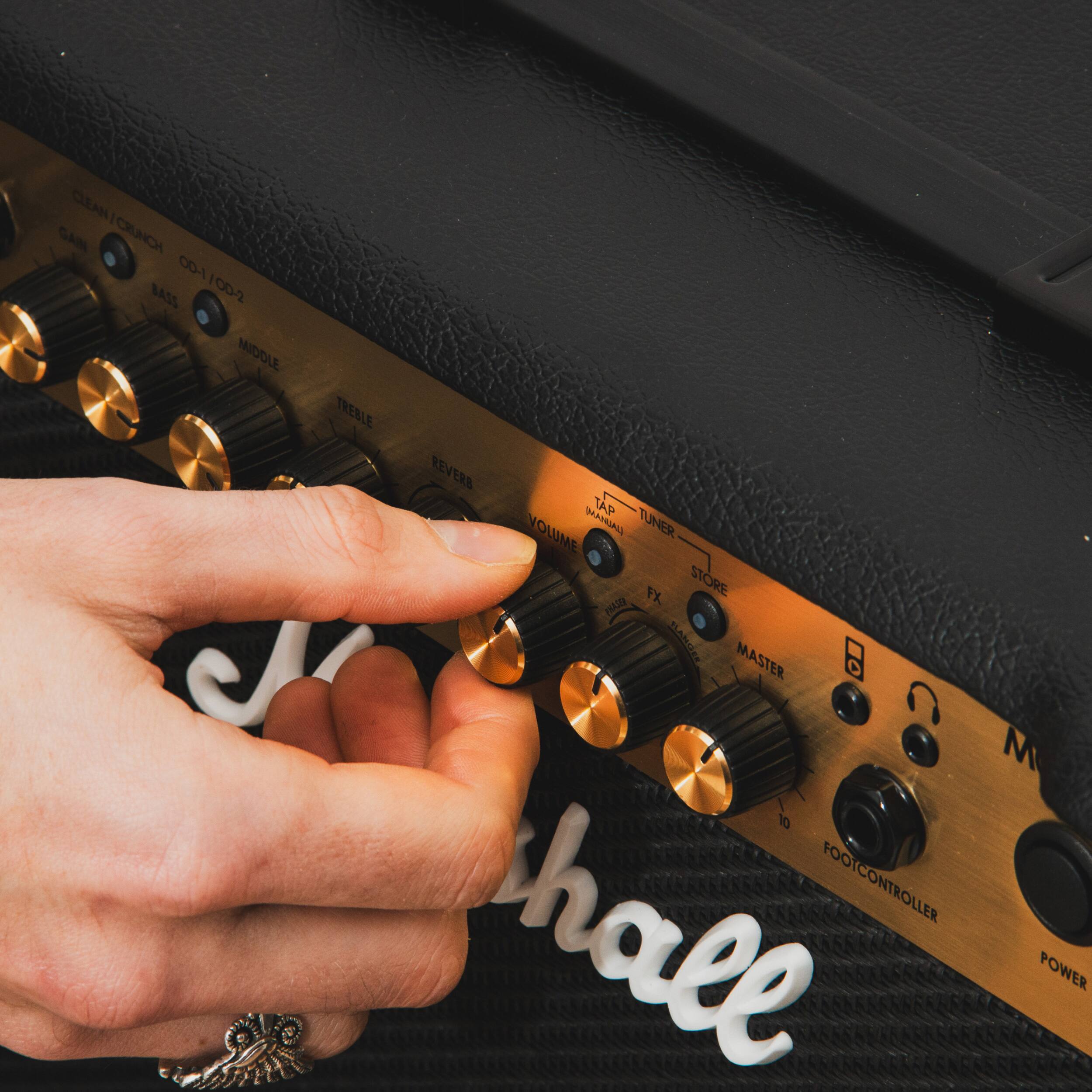 Sure, here is the corrected and grouped text from the image:

- CLEAN/CRUNCH
- GAIN
- BASS
- MIDDLE
- TREBLE
- REVERB
- TAP
- VOLUME
- SAIA TUNER
- FX STORE
- PAR SLAMEA
- MASTER
- FOOTCONTROLLER
- POWER