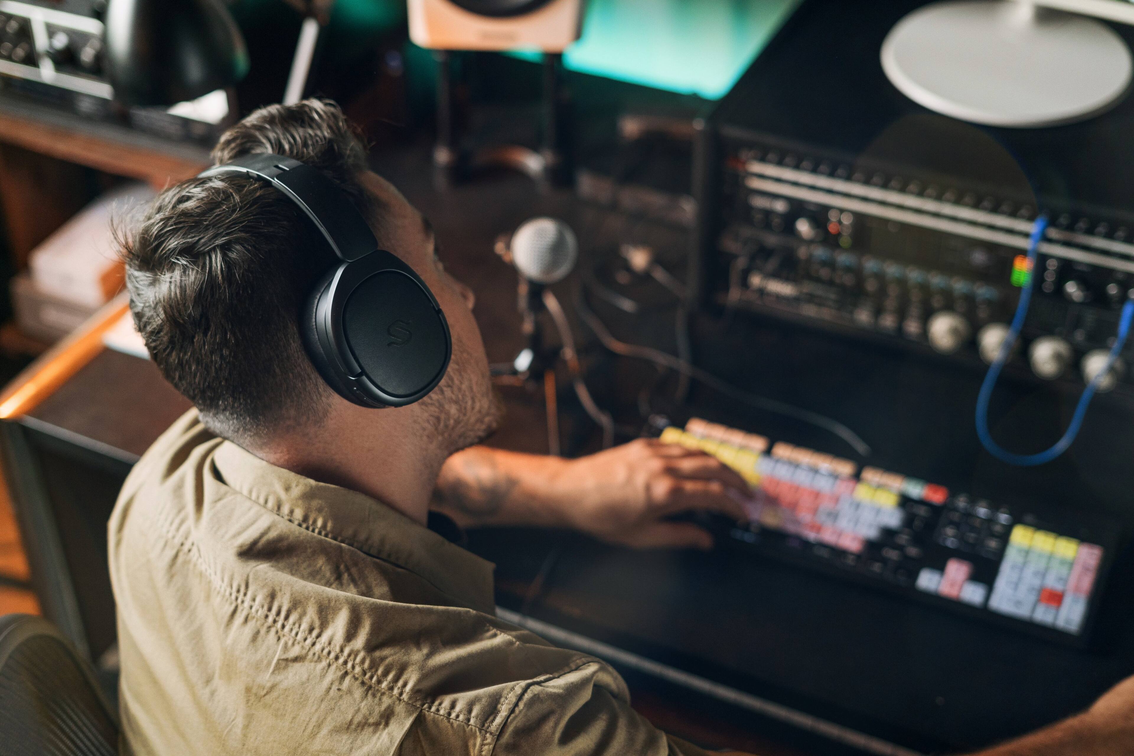 Left. Edifier - Stax Spirit S5 Wireless Planar Magnetic Over-Ear Headphones - Black.