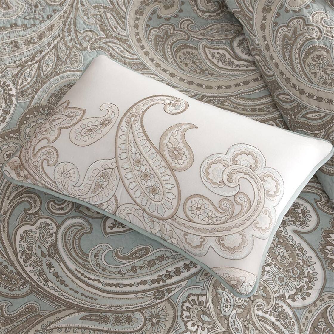 Alt View 1. Gracie Mills - Gracie Mills Vicky 4-Piece Paisley Cotton Percale Quilt Set with Throw Pillow - Blue.