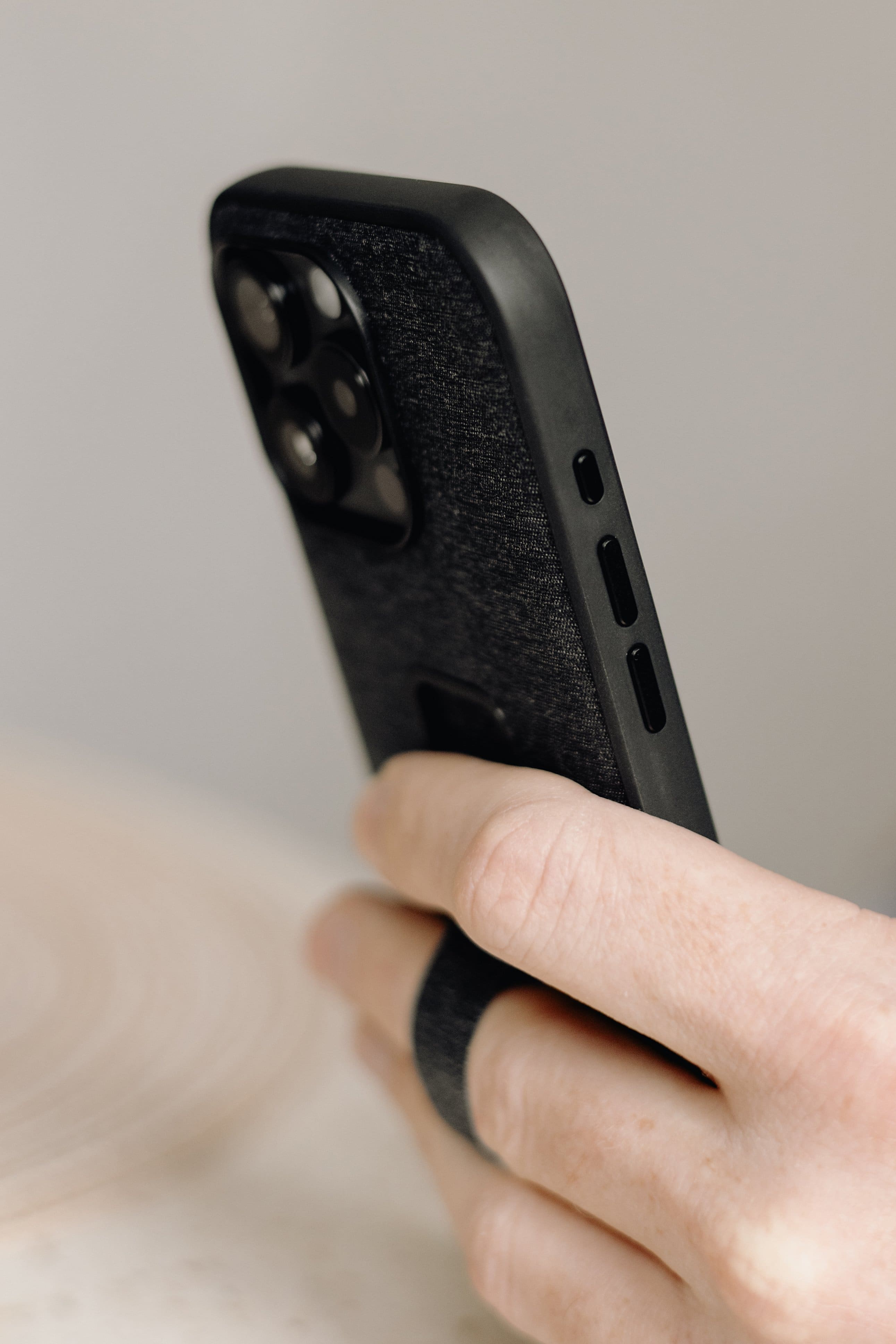 Alt View 2. Peak Design - Everyday Loop Case v2 for iPhone 15 Pro - Charcoal.