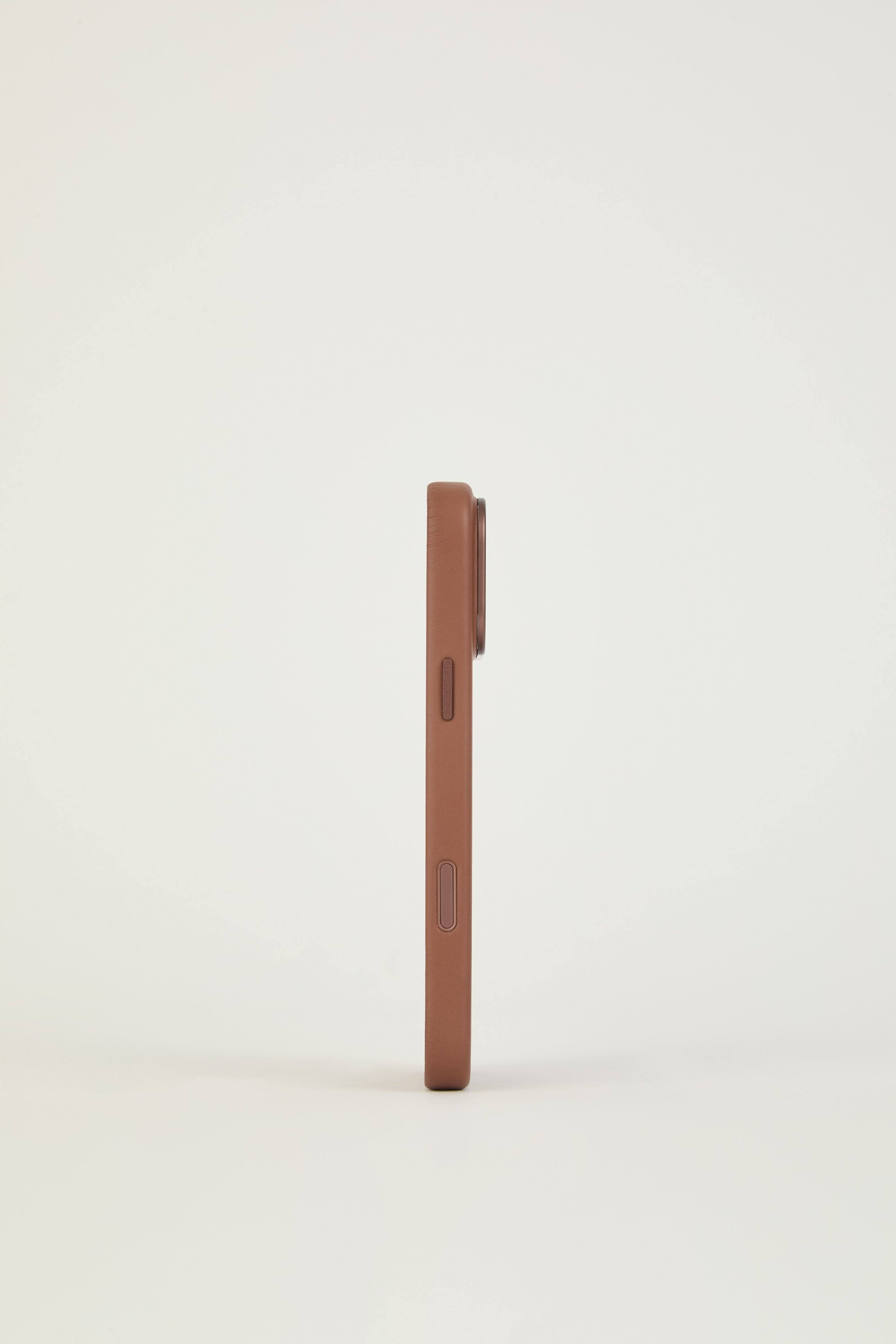 Alt View 1. Troubadour - iPhone 18 Pro Max Leather Case - Tan.