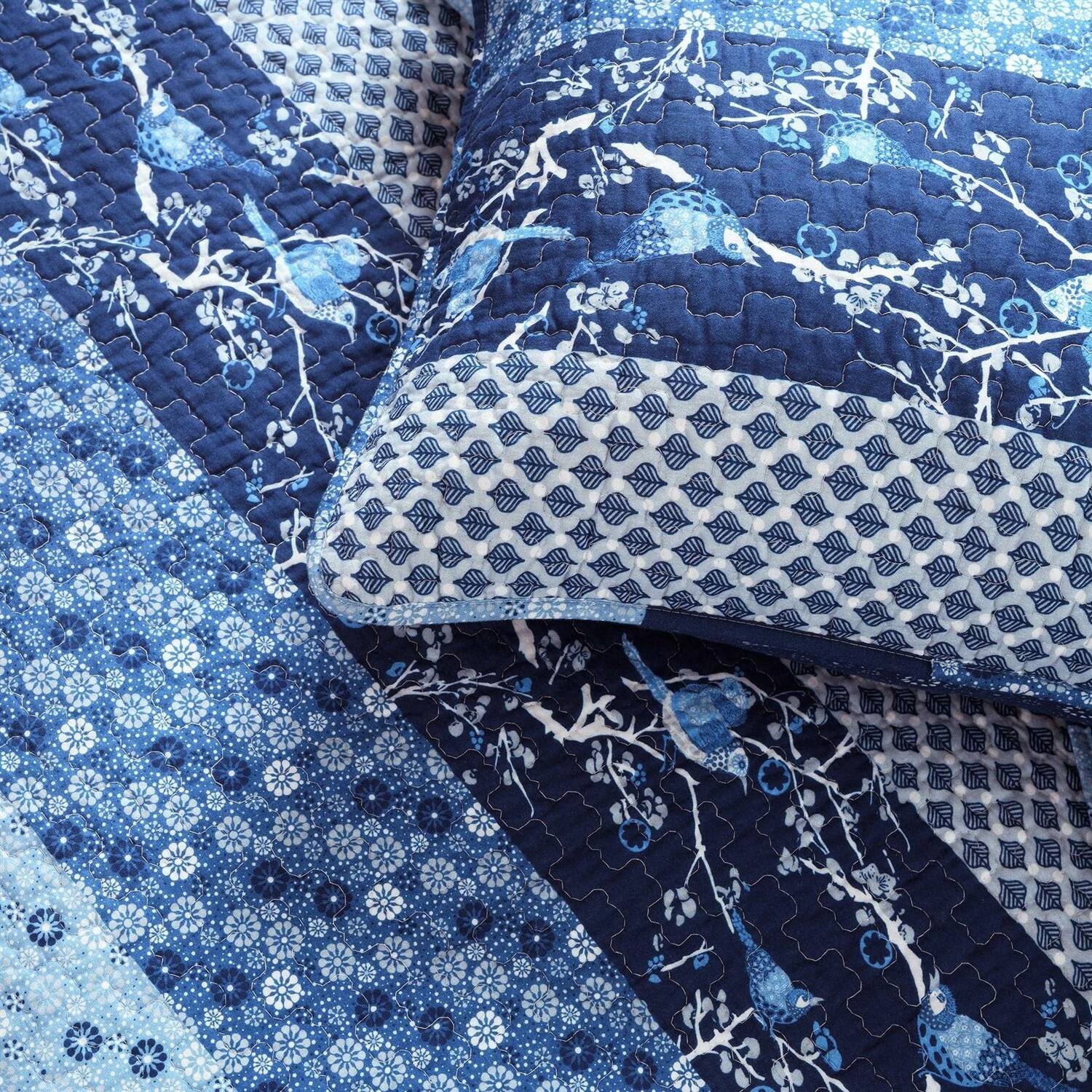 Left. Hivvago - King Size Blues Boho Reversible Lightweight Quilt Set - Blues.