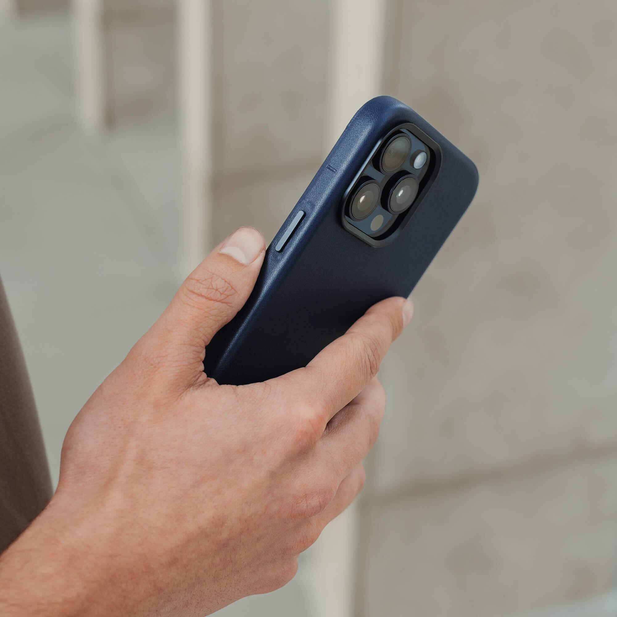 Left. SANDMARC - Minimal Leather Case - iPhone 16 Pro Max - Navy - navy.