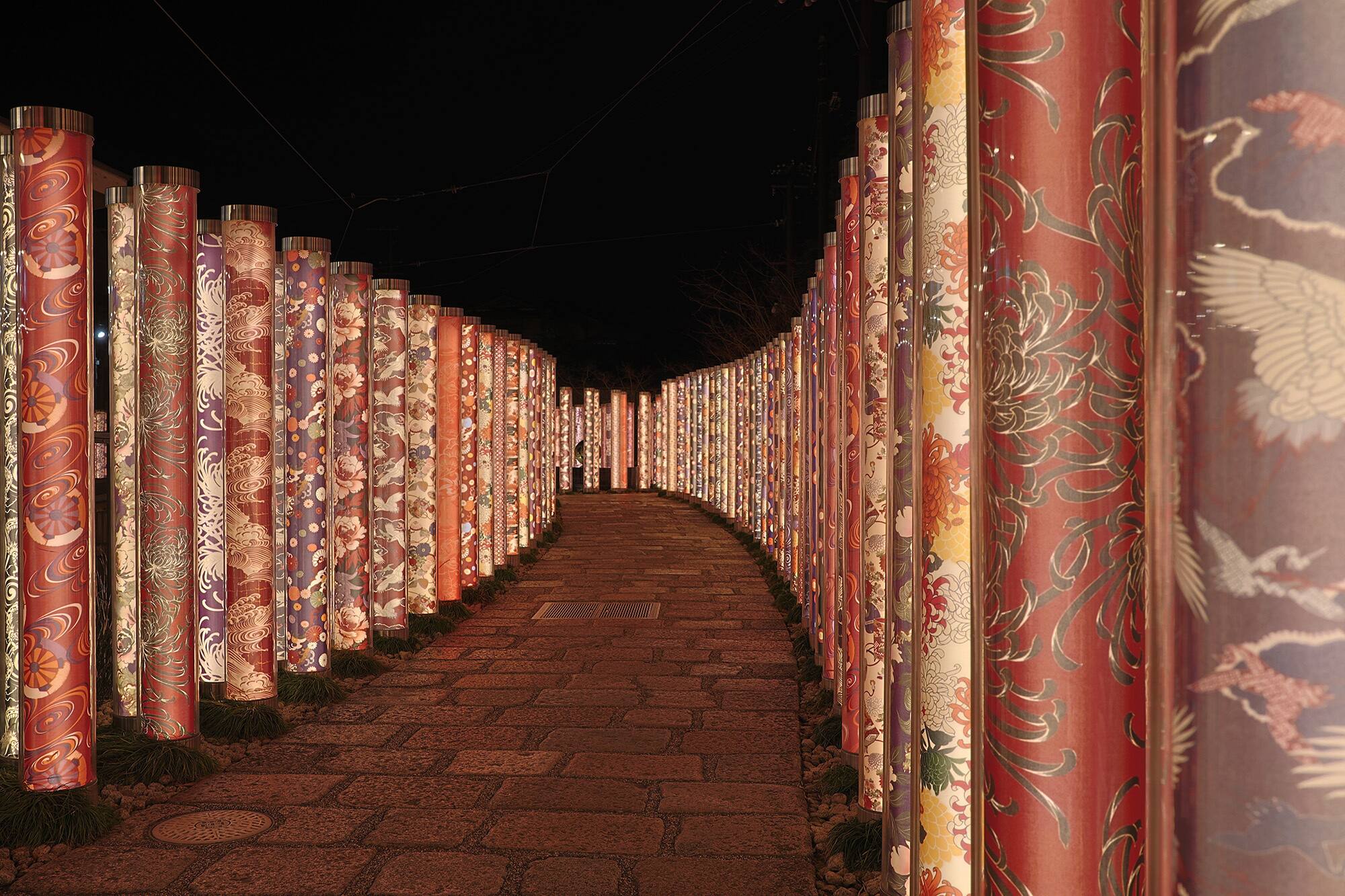 Left. Canon - Canon EOS R10 Mirrorless Camera with RF-S 18-45mm Lens Kit and DSLR Bag Bundle.