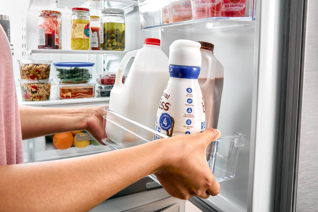 The text on the image reads: "BIE MANDARIN DEA RED GRAPEFRUIT LETRA LISHE 100% VEGETAB ral iss ONLY AODED 4 2 N Chin NS Cums gf Snutes Free 1 No Artfcial Colors/Plavere Carrageman Free RE."