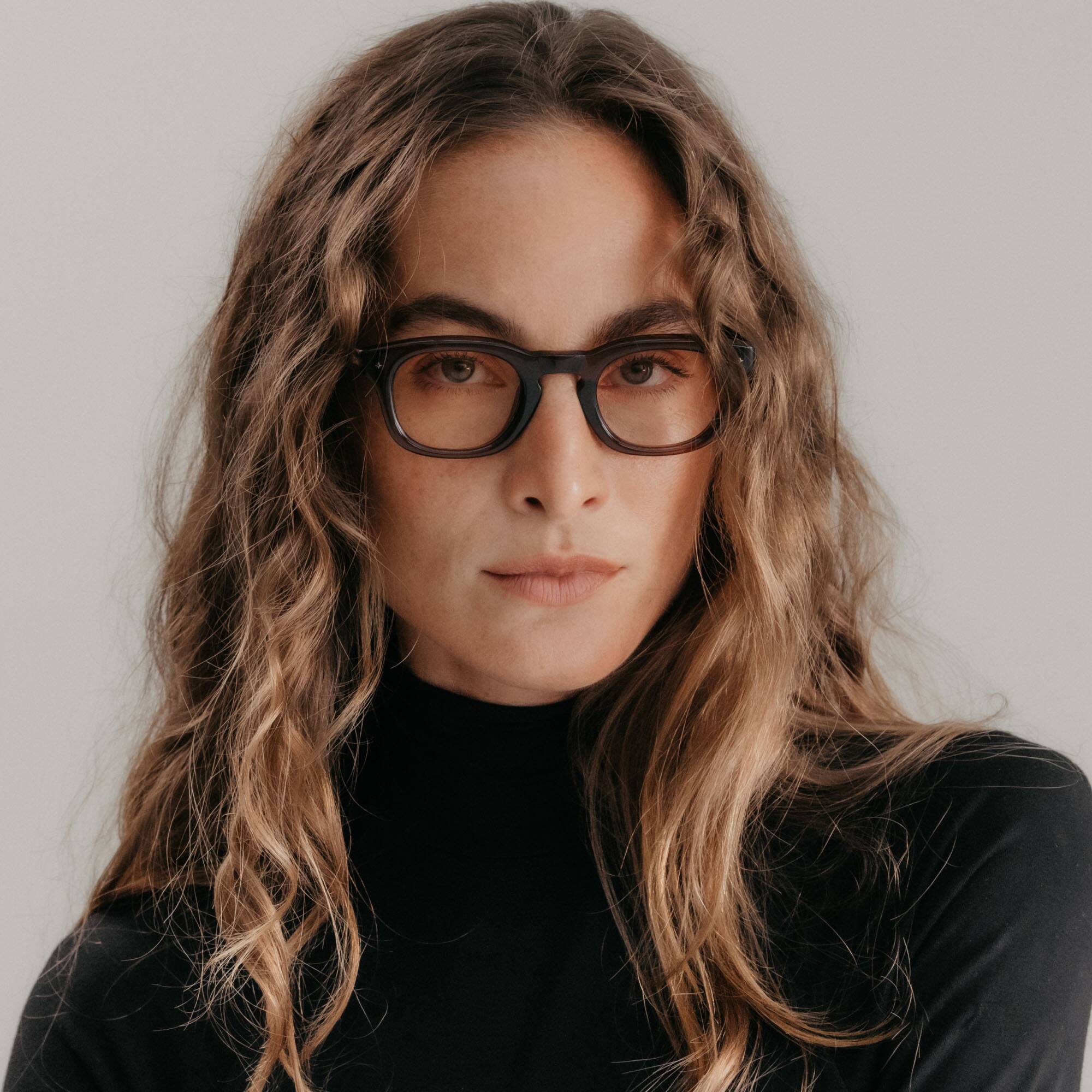 Left. VONDER - OSLO AI Glasses that Translate, Call & Remember, 16h+, Premium Audio, Privacy-First, Gradient Gray Lenses - Smoke.