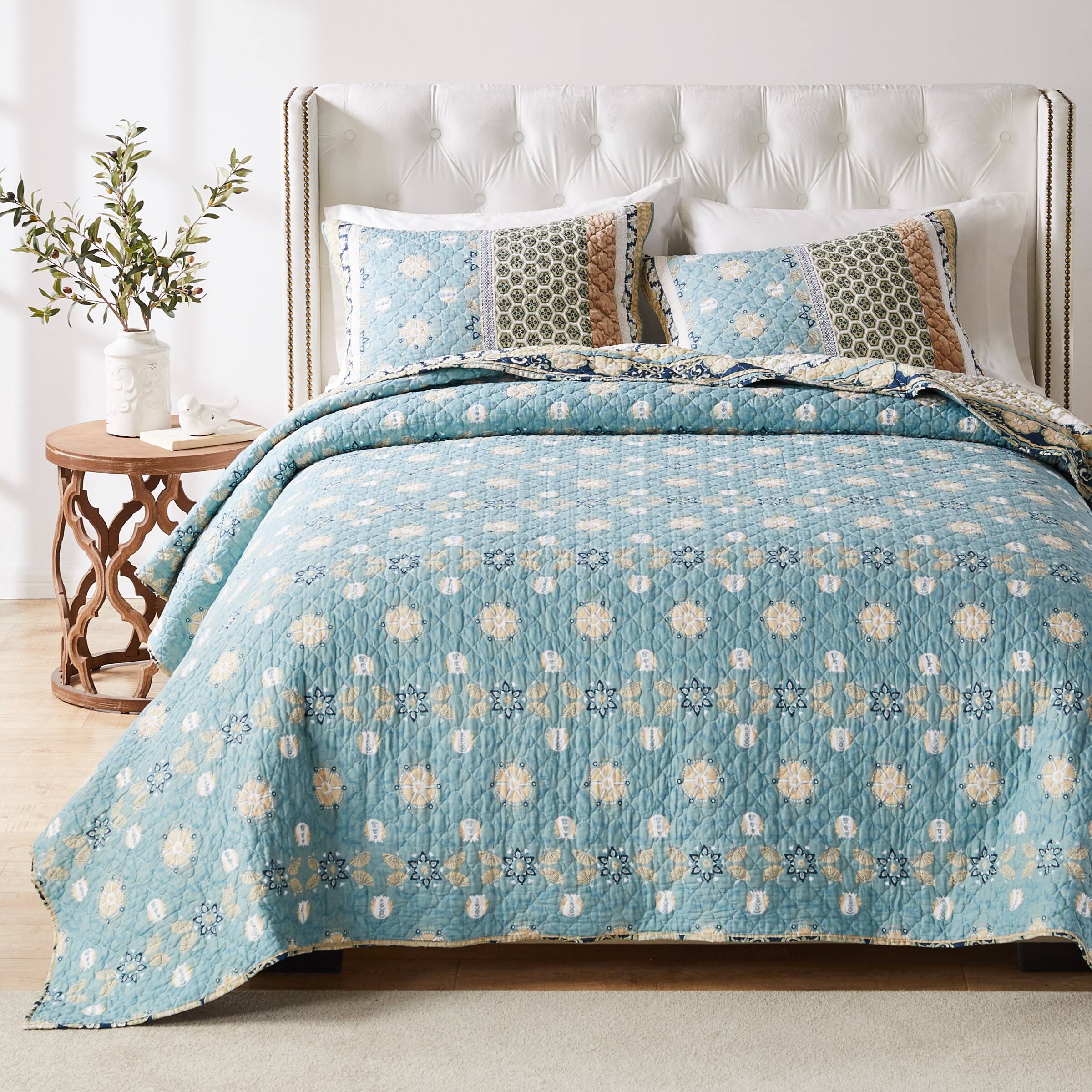Angle. BreeBe - Thalia Blue Quilt Set 3-Piece King/Cal King - Blue.