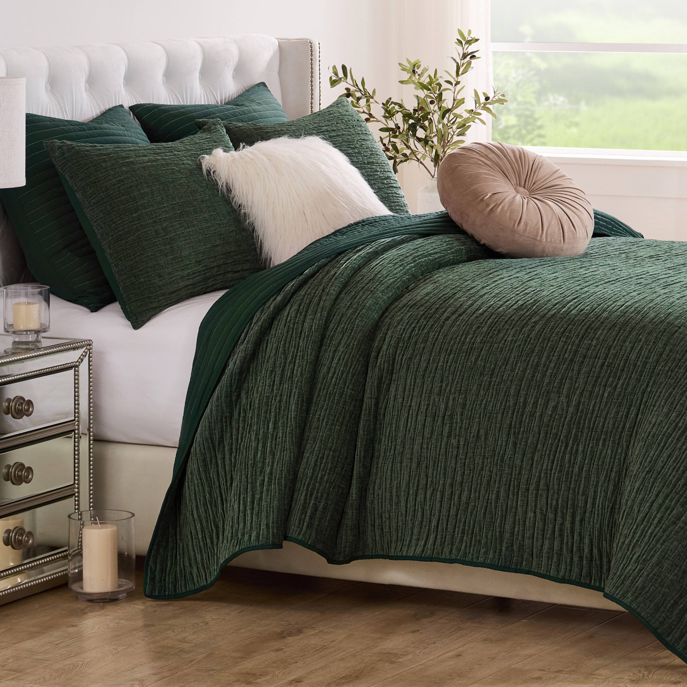 Left. BreeBe - Velvet Crush Forest Quilt Set 3-Piece King/Cal King - Forest.