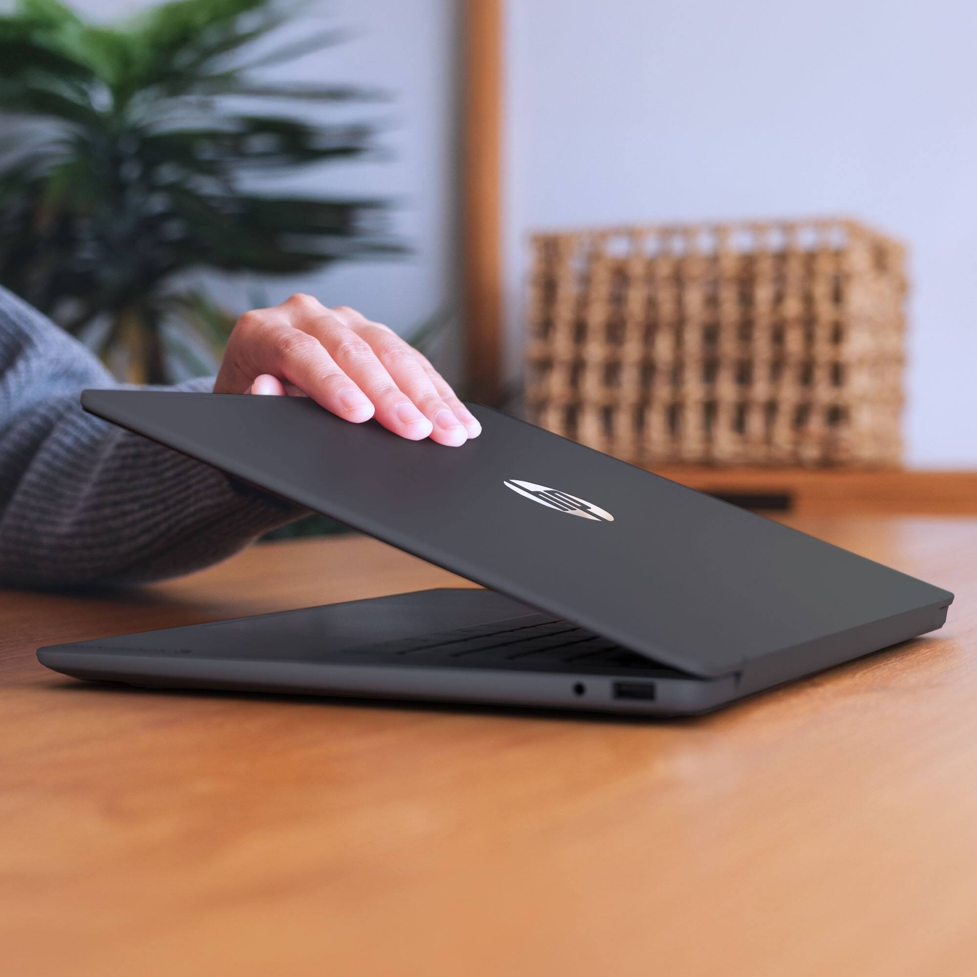 Alt View 10. HP - OmniBook 3 - 16" 2K Touchscreen Laptop - Intel Core 7 350 (2026) - 16GB Memory - 512GB SSD - Mica Silver.