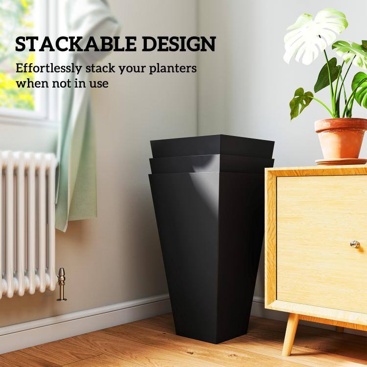 STACKABLE DESIGN  
Effortlessly stack your planters when not in use