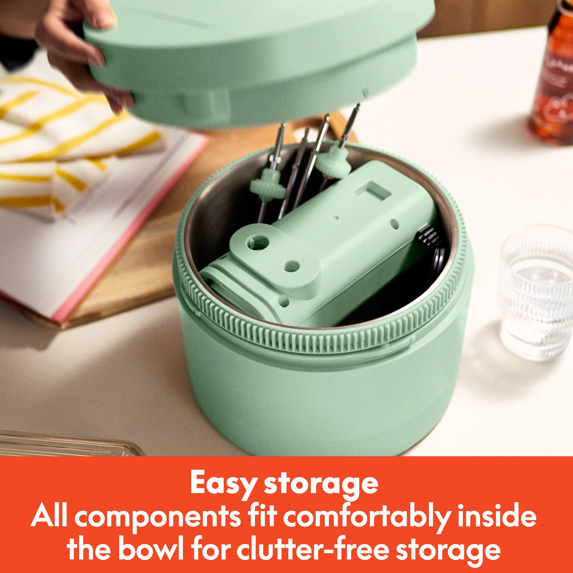 Easy storage  
All components fit comfortably inside the bowl for clutter-free storage