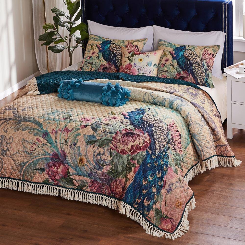 Angle. BreeBe - Eden Peacock Quilt Set 3-Piece Full/Queen - Ecru.