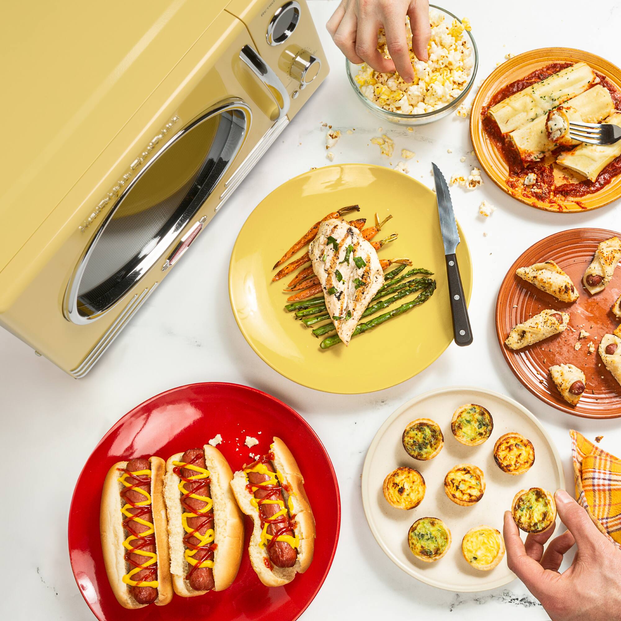 Left. Nostalgia - 0.9 cu. ft. 800-Watt Retro Microwave Oven - Yellow.