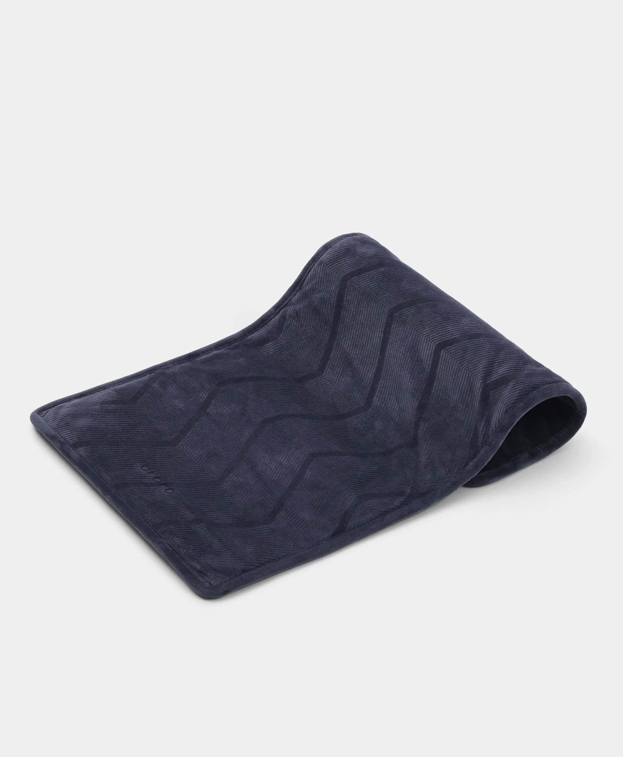 Front. ororo - Eversoothe Portable Heated Pad - Black.