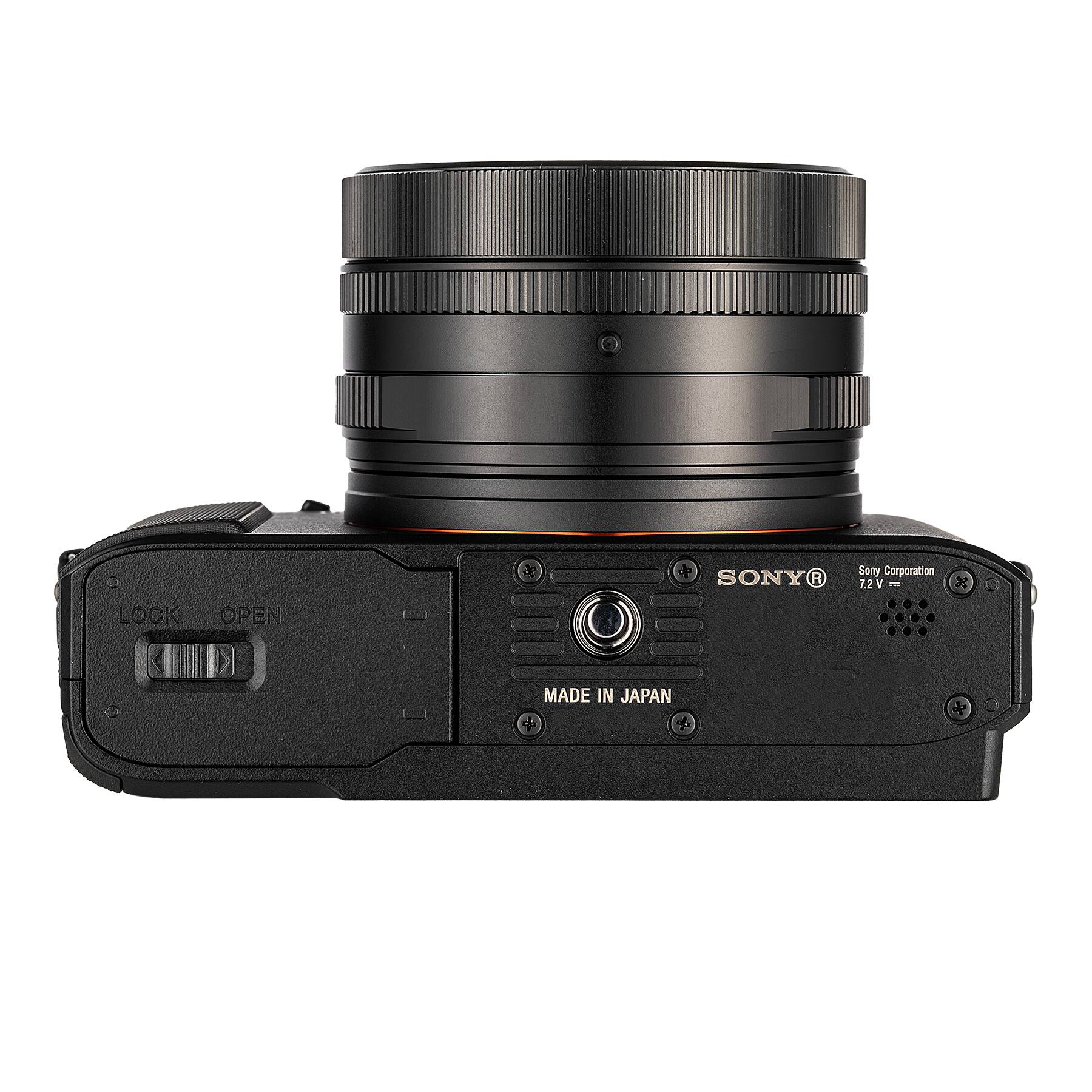 LOCK OPEN  
Sony Corporation  
SONY  
7.2 V  
MADE IN JAPAN