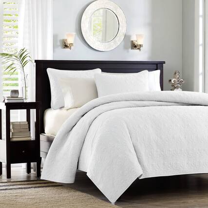 Front. Gracie Mills - Gracie Mills Sandy Reversible Cottage-Inspired Quilt Set - White.