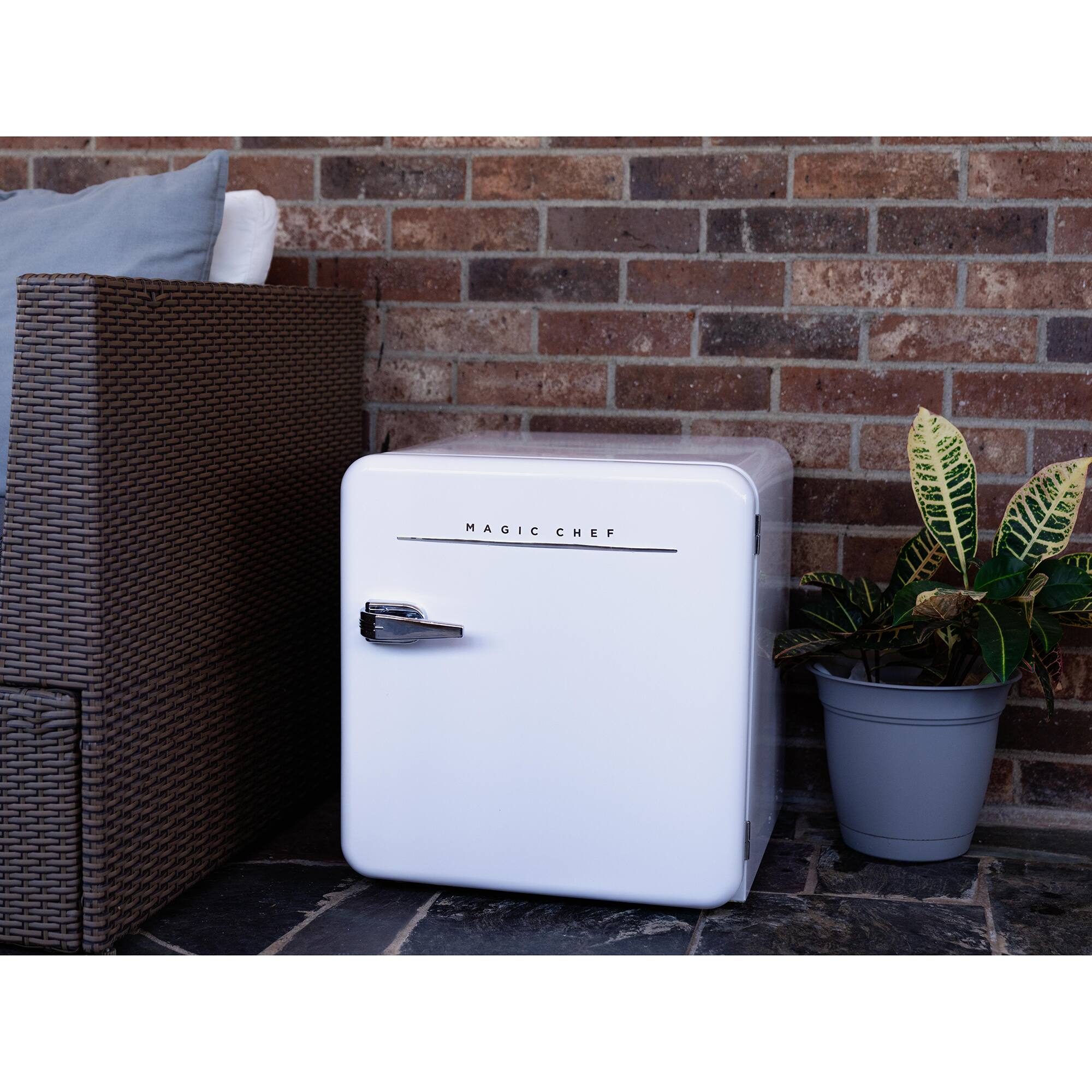 Magic Chef 1.6 Cu Ft ENERGY STAR Certified Retro Mini Fridge
