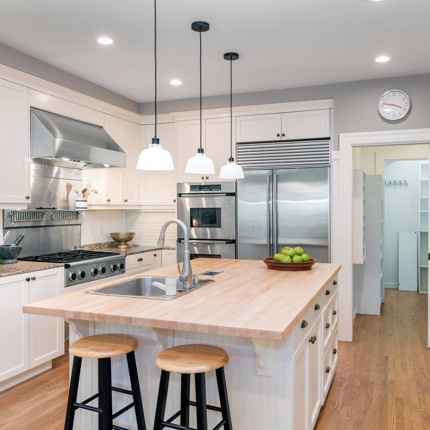 Alt View 5. VIRIBRIGHT - 100-Watt EQ 14W A19 E26 Non-Dimmable 1500lm LED Light Bulb, 2700K (4-Pack) - White.