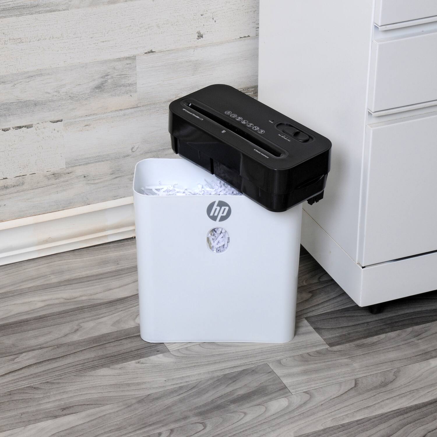 Alt View 2. HP - LC8 8-Sheet Crosscut Manual-Feed Paper Shredder with Basket 91011B - White.