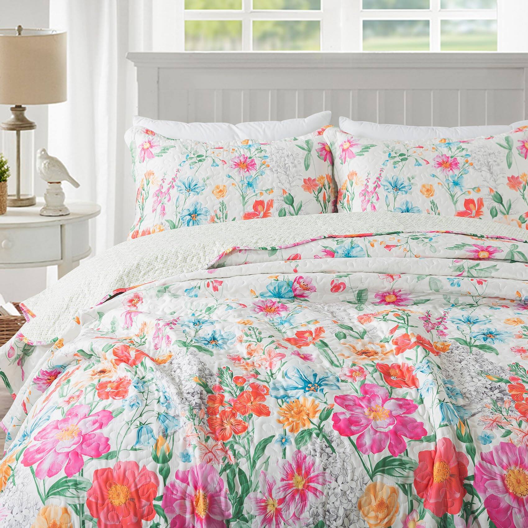 Exclusivo Mezcla Reversible Boho Quilt Set Queen Size, All Season Floral Patchwork Bedspread with Pillow Shams