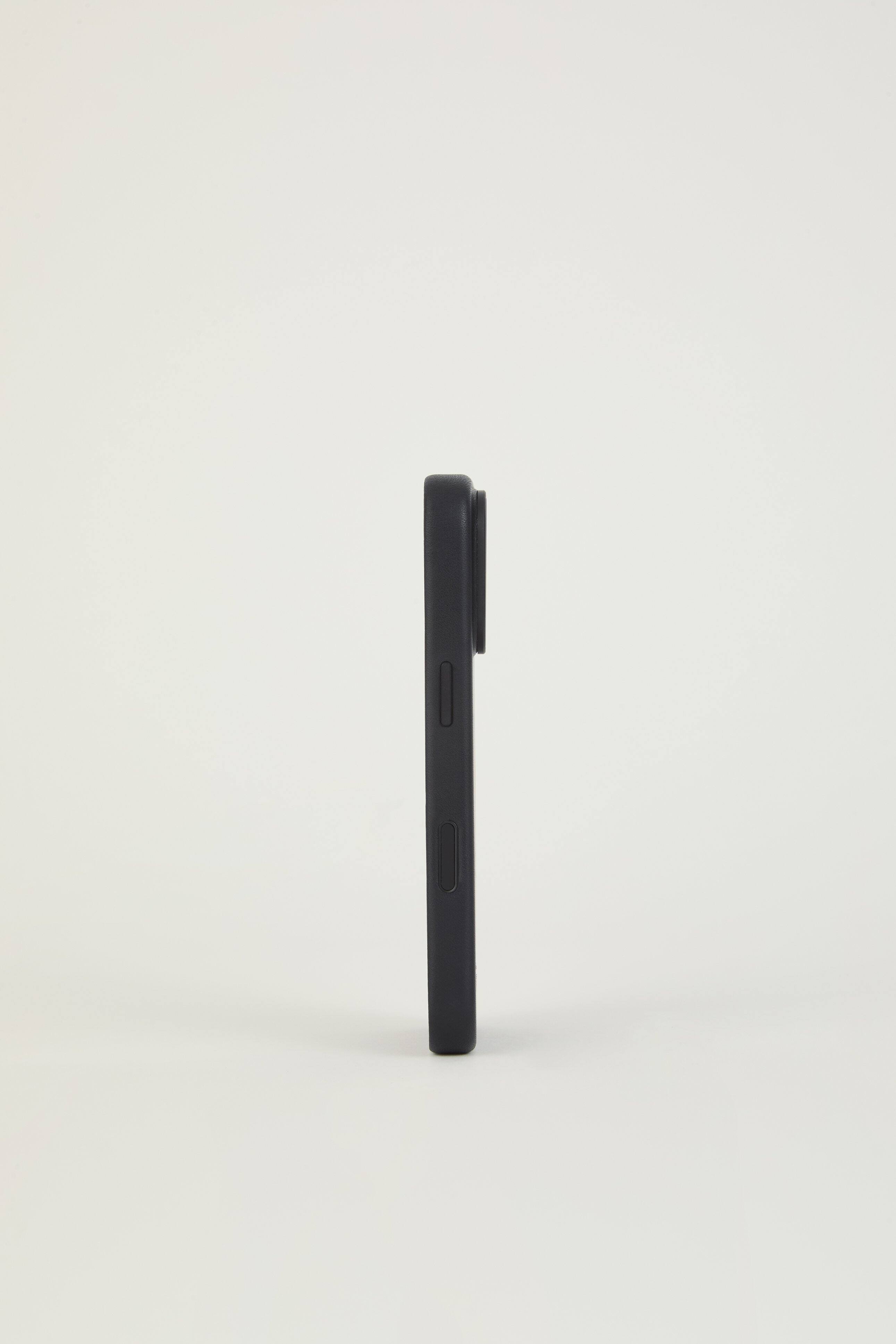 Alt View 3. Troubadour - iPhone 18 Pro Leather Case - Black.