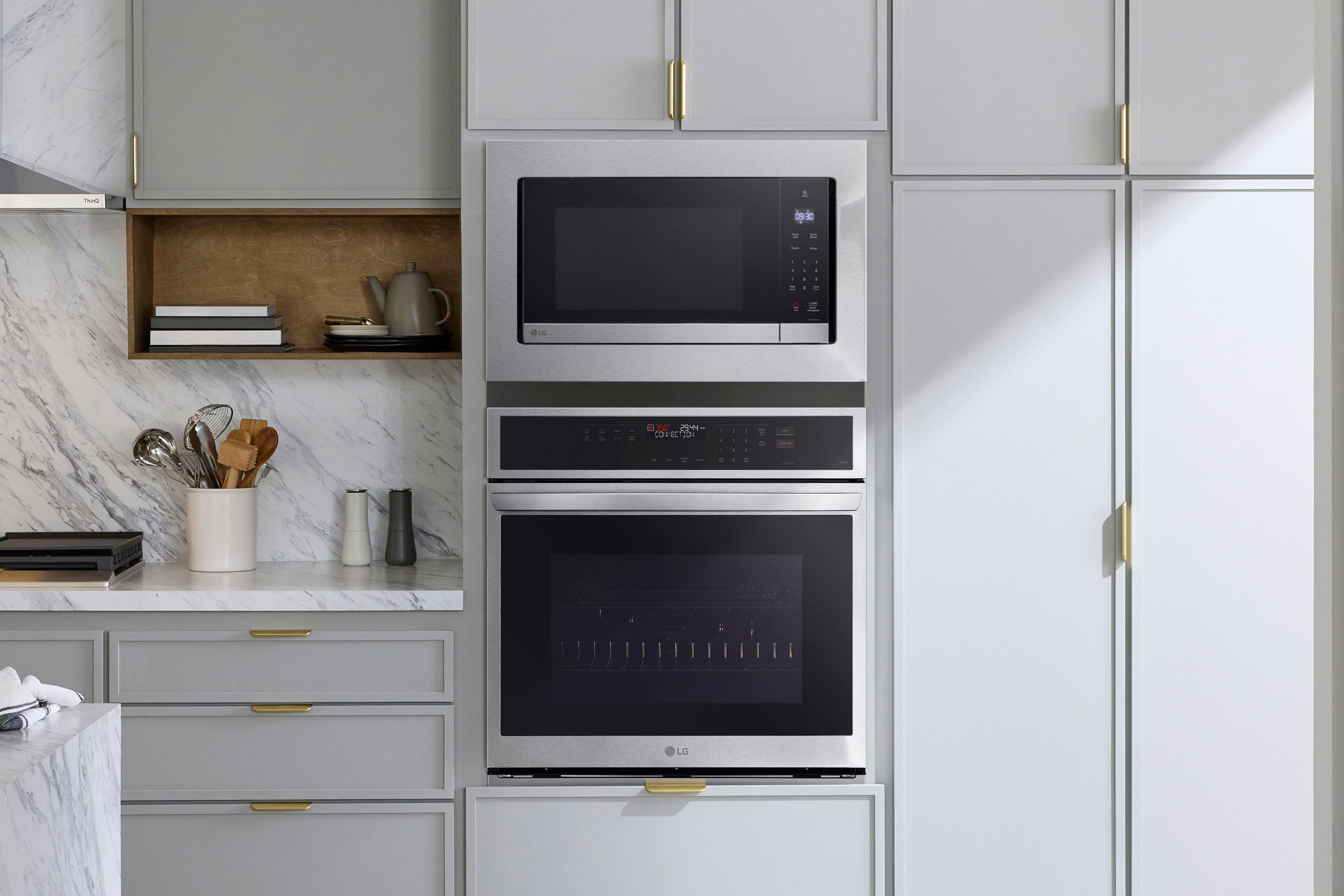 The text on the image reads: "Fam 5 3 e - - : - - - - - . - et O1G a BIC 2 COECTIO C . - . - d AUOOOM LG." This text is a mix of letters and numbers, and it does not appear to be coherent or meaningful. It is likely that this is a random combination of characters rather than a specific message or instruction.