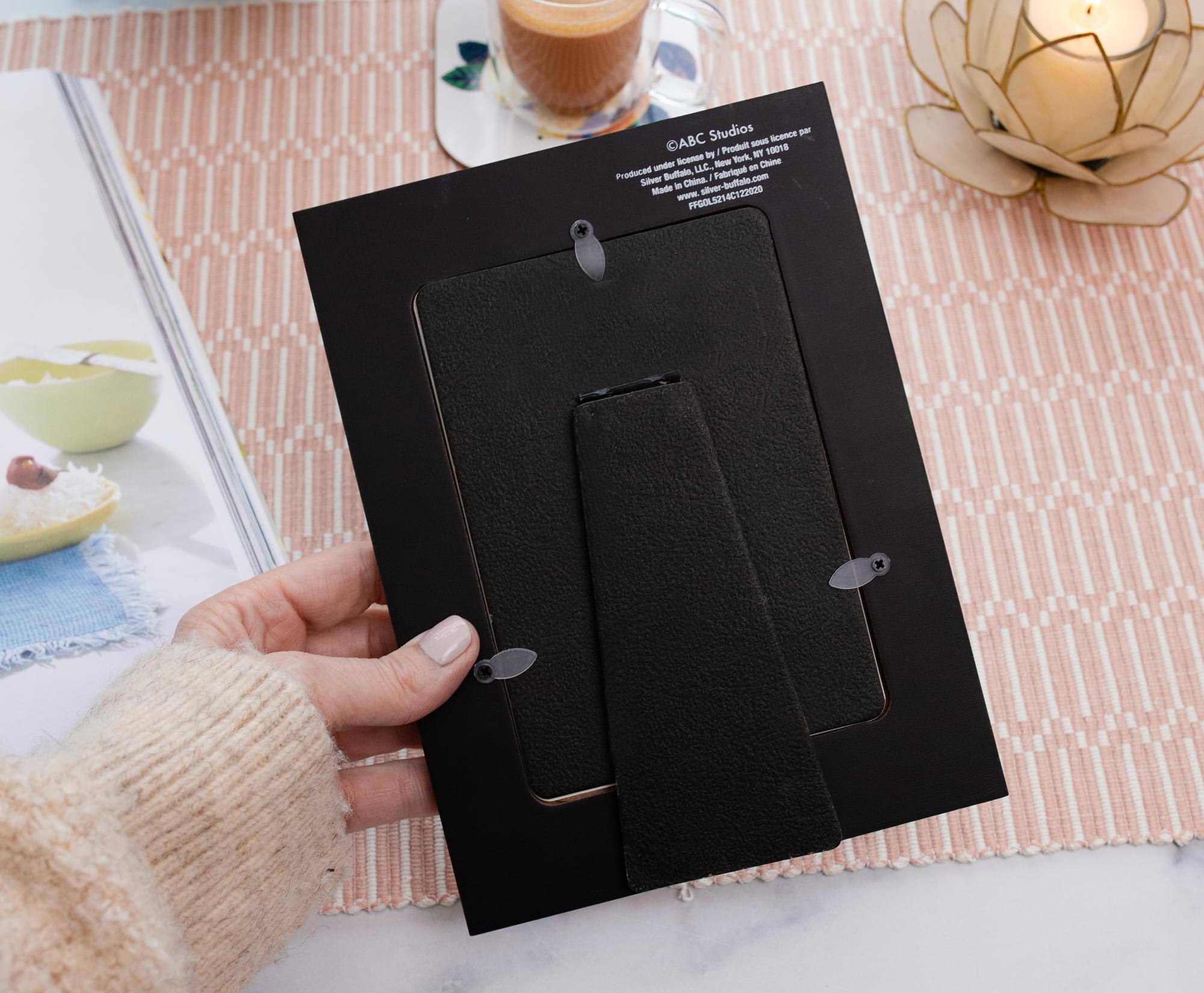 ABC Studios  
Produit by I Produit WY 10018  
Sense -w Frk Chine under LLC.  
Fabrique - Produced Silver Buffalo, China  
Mode i silver buffalo  
FFGOL5216C122020