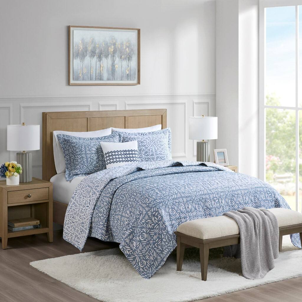 Alt View 4. Gracie Mills - Gracie Mills Ron 4-Piece Oversized Reversible Matelasse Quilt Set with Decorative Pillow - Blue.