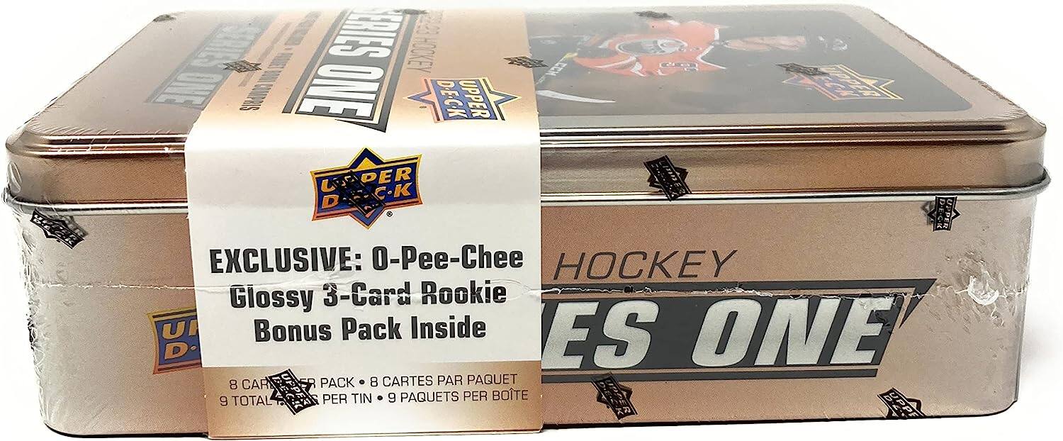 TOIES HOCKEY C ONE COOPRIS MIS ONE DECK UPPER PER DAS-C-K C K D DEC-1 UPPER EXCLUSIVE: O-Pee-Chee HOCKEY Glossy 3-Card Rookie U Bonus Pack Inside ES ONE D. 8 CAR ER PACK 8 CARTES PAR PAQUET TOTAL Z429a PER TIN 9 PAQUETS PER BOTE IPPER DC 9 UPPF

Corrected text:
TOIES HOCKEY C ONE COOPRIS MIS ONE DECK UPPER PER DAS-C-K C K D DEC-1 UPPER EXCLUSIVE: O-Pee-Chee HOCKEY Glossy 3-Card Rookie U Bonus Pack Inside ES ONE D. 8 CAR ER PACK 8 CARTES PAR PAQUET TOTAL Z429a PER TIN 9 PAQUETS PER BOTE IPPER DC 9 UPPF

Corrected text from the image:
EXCLUSIVE: O-Pee-Chee Glossy 3-Card Rookie Bonus Pack Inside
8 CARDS PER PACK - 8 CARTES PAR PAQUET
9 TOTAL PER TIN - 9 PAQUETS PER BOTE