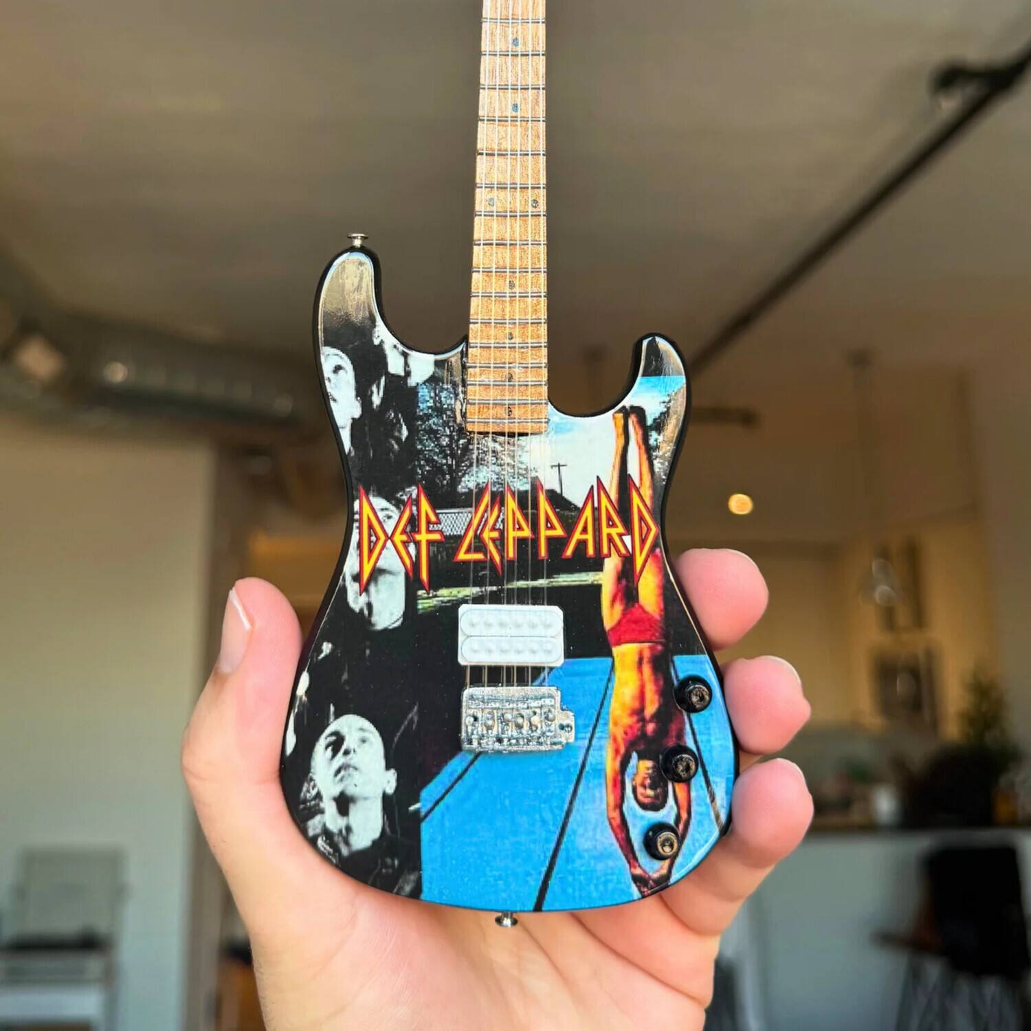 PopMarket Def Leppard The Mini Axe Def Leppard High 'n' Dry Mini Guitar ...