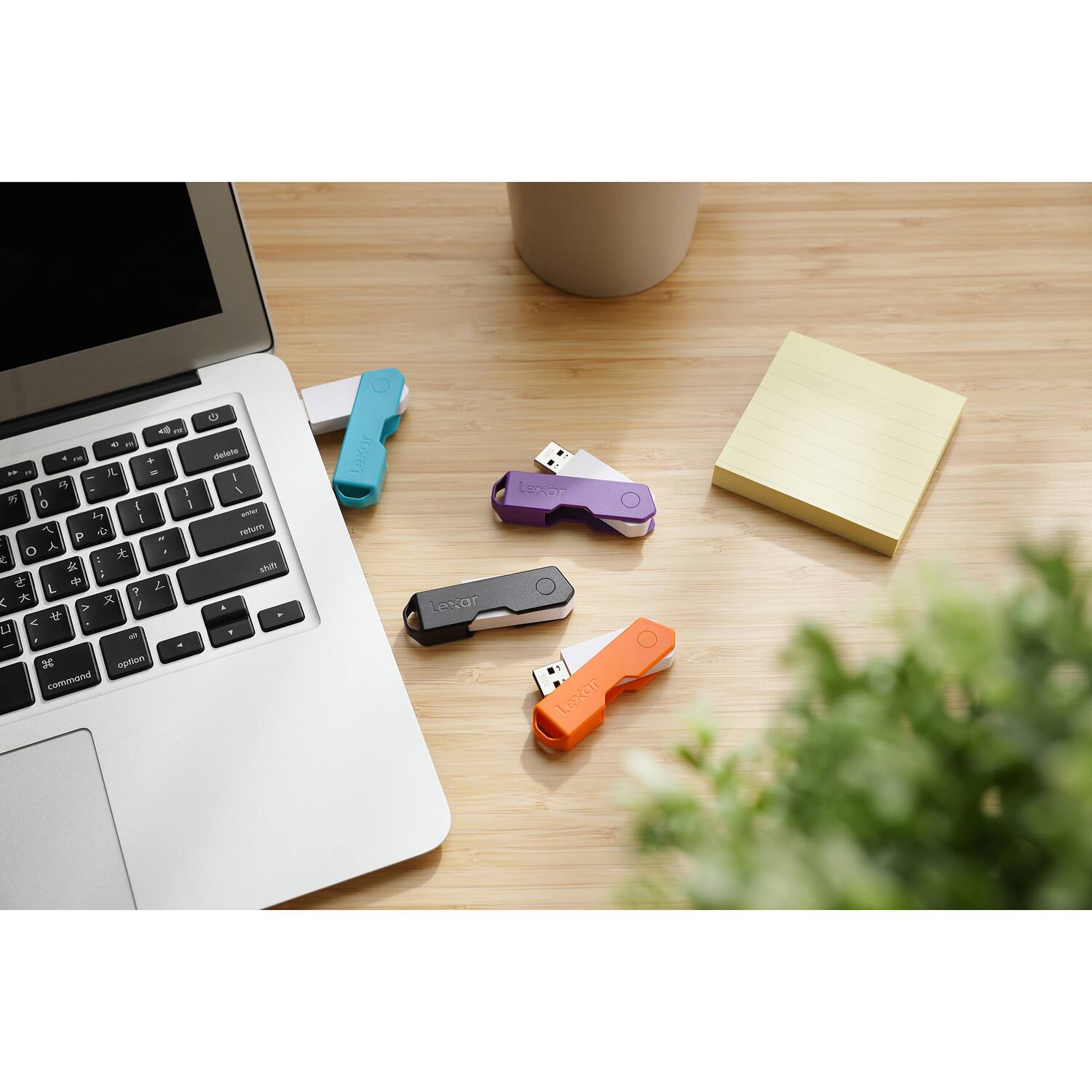 Lexar JumpDrive TwistTurn2 USB 2.0 Flash Drive 32 GB Black LJDTT2