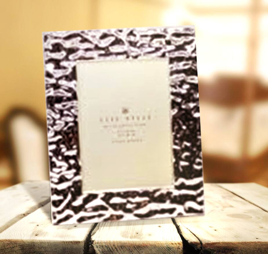 Angle. Jiallo - Silver Plated 4x6" Frame, Crinkled Border - Silver.