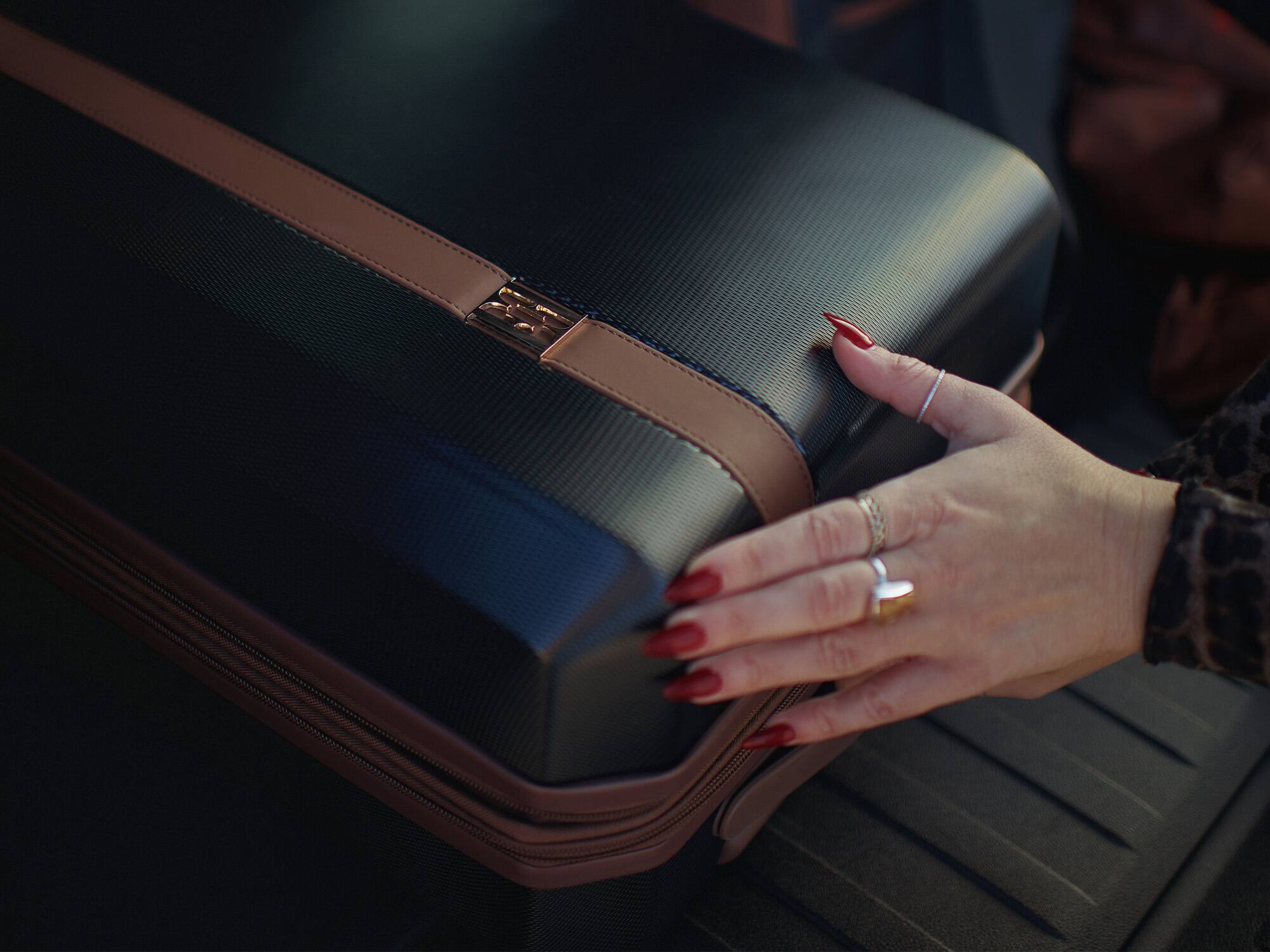 Alt View 4. Elle - ELLE Luxe Journey 3 Piece Expandable Retro Spinner Luggage Set - Black - Black.