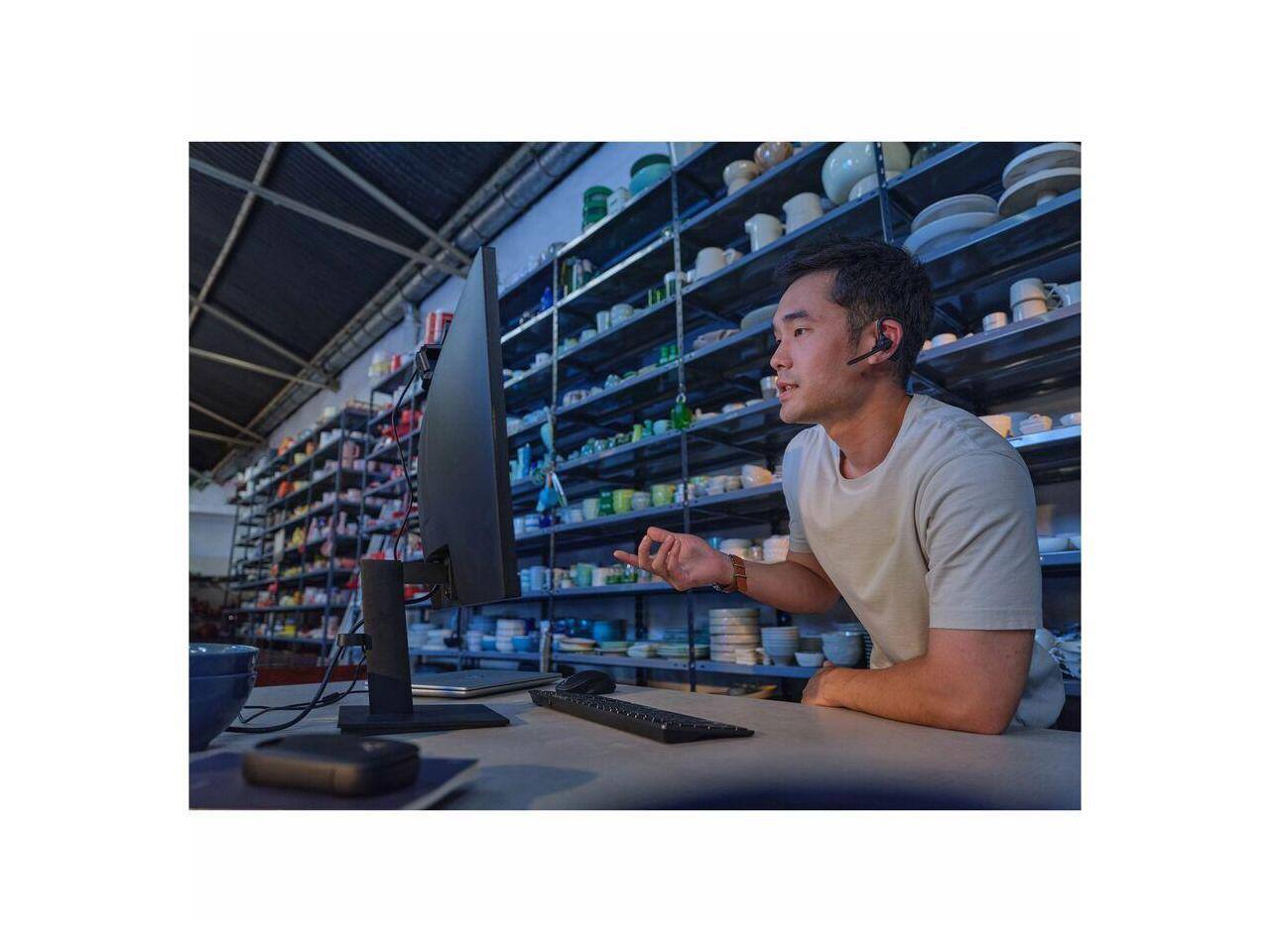 Alt View 3. HP - HP ProBook 4 G1i 14" - Intel Core Ultra 7 - 32GB - 512GB SSD - Pike Silver - Windows 11 Pro - Meteor Silver.